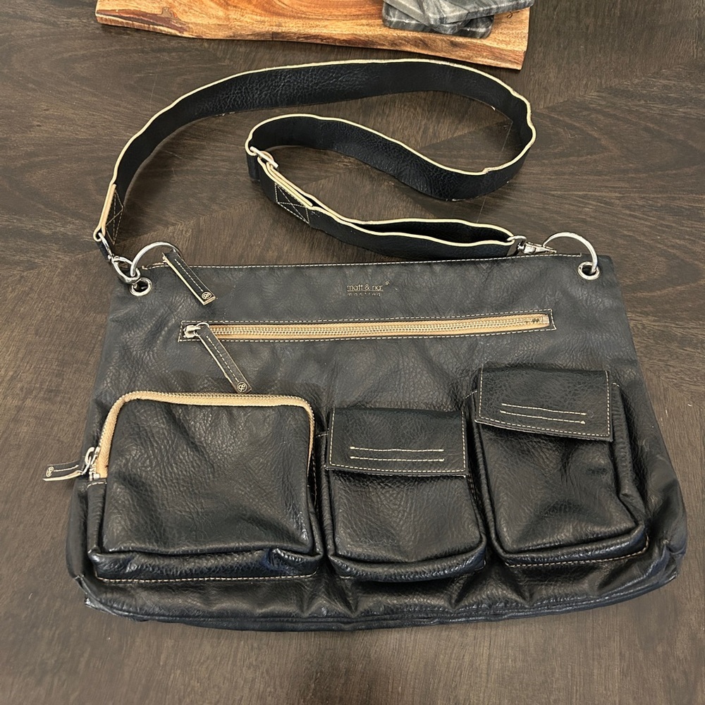 MATT & NAT ~ Vintage butter soft vegan leather unisex messenger handbag - Picture 5 of 16